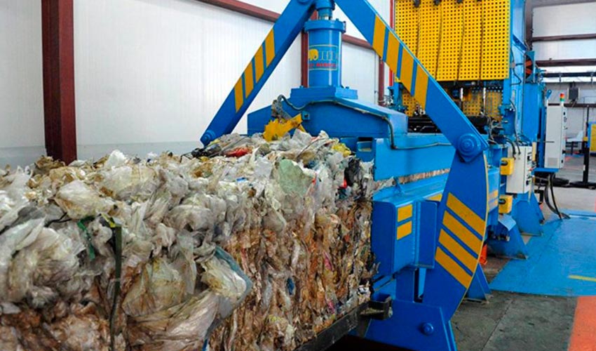 Процесс переработки мусора на заводе